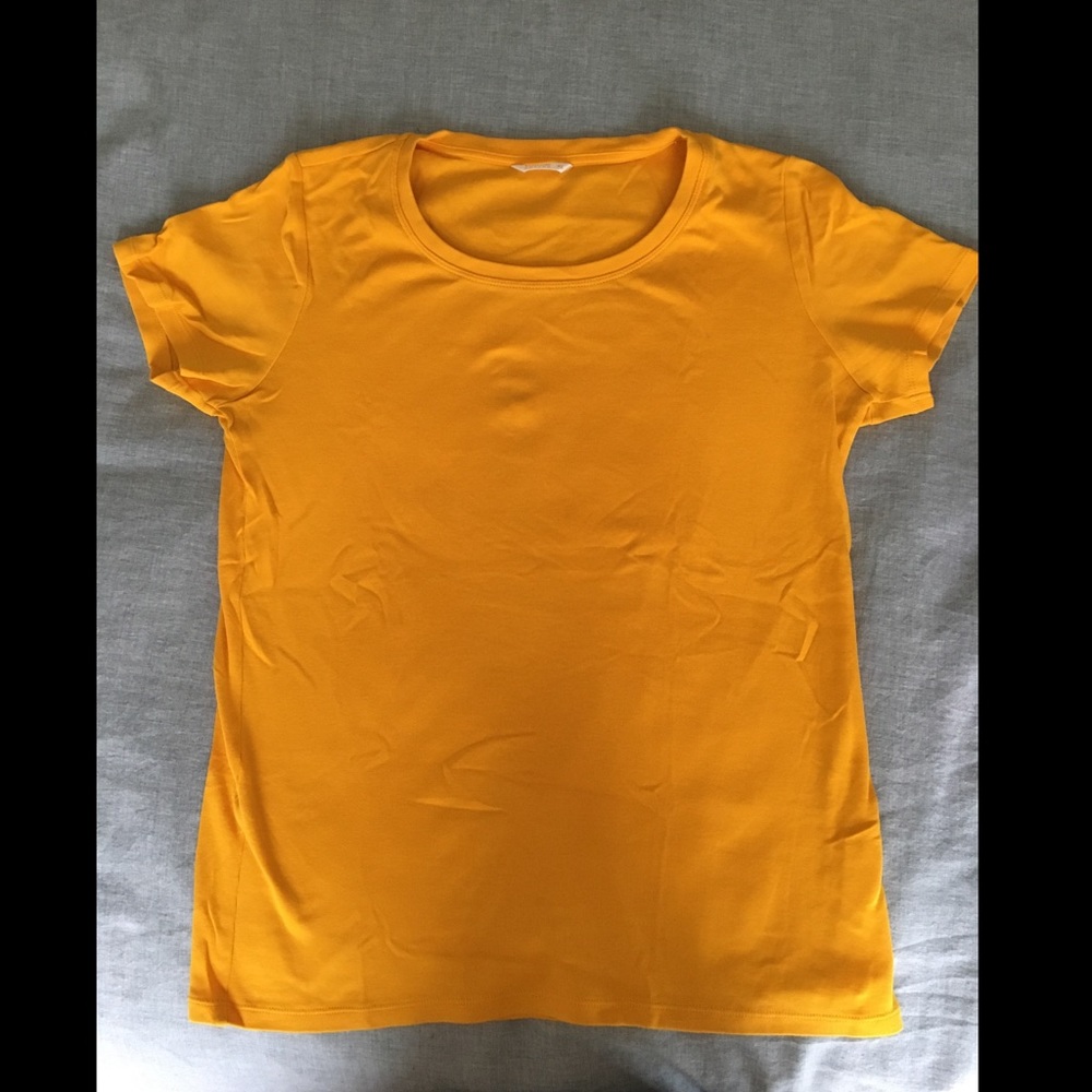 2X Basic Uniqlo Monochrome T-shirts